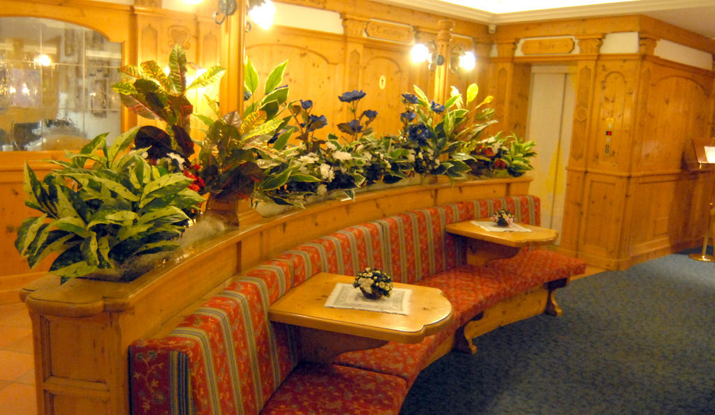 Hotel St. Raphael Madonna di Campiglio Exterior photo